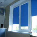 Tende a cassetta blu mini sulla finestra della cucina