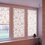 Decorazione delle finestre della loggia con tende a cassonetto