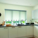 Cucina moderna con tenda a cassetta