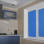 Progetto cucina con tende blu
