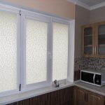 Decorare una finestra della cucina con tende a cassetta