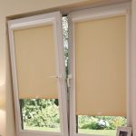 Tende a cassetta beige con meccanismo a molla