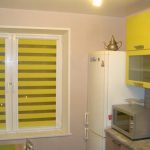 Tende a righe sulla finestra di una cucina moderna