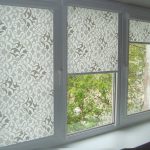 Ornamento floreale su veneziane a cassetta