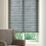 Poltrona in soggiorno con rivestimento grigio