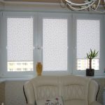 Decorare le finestre a bovindo con le tende a rullo
