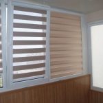 Finestre con tende giorno-notte sul balcone di un appartamento in città