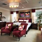 Combinazione di colori bordeaux e crema per l'interno della camera da letto
