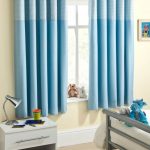 Tende blu combinate all'interno della cameretta dei bambini