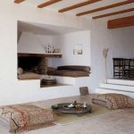 Camera in stile orientale con materassi per dormire e sedersi