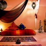 Camera in stile orientale con materasso per dormire