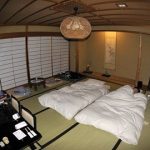 Camera in stile giapponese con materassi per dormire