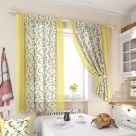 Tende corte bicolore per la cucina