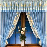 Tende corte blu con inserti decorativi gialli
