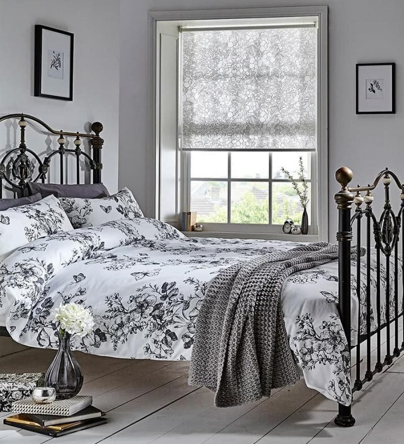 interno della camera da letto con tende a rullo leggere