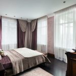 Bellissime tende bicolore in una camera da letto con molte finestre