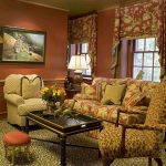 Bellissime tende romane con decorazione con fissaggio su cornice a parete