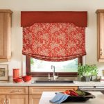 Tenda a rullo rossa sulla cornice della cucina