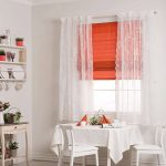 Tenda romana rossa sopra la finestra: bellissima decorazione per la finestra della cucina