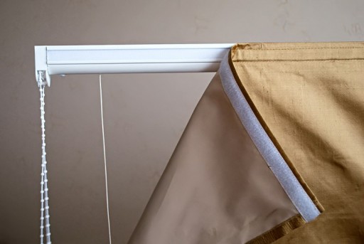 Fissaggio delle tende alla romana con velcro