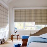 Fissare tende rischiose al telaio di una finestra in una camera da letto