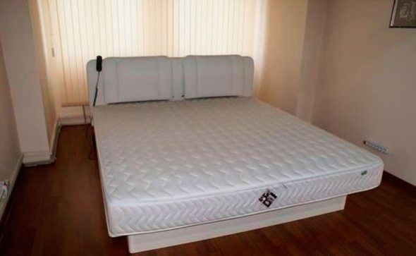 Letto con materasso ad acqua