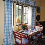 Grande gabbia per tende in una cucina in stile country