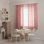 Cucina in stile country con tende rosa tagliate