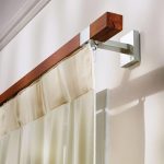 Cornice quadrata in legno su staffe metalliche