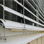 Tenda a rullo parasole con lamelle a C