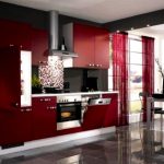 Tende color bordeaux chiaro per una cucina spaziosa