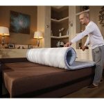 Materasso sottile sulla superficie del divano per un effetto protettivo e anatomico