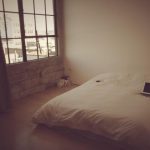 Materasso al posto di un letto normale per una camera da letto minimalista