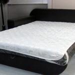 Un coprimaterasso ti aiuterà a organizzare un posto per dormire comodamente sul divano