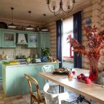Cornice a muro con cappelli forgiati in una cucina in stile country