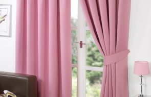 Tende rosa intenso realizzate in tessuto spesso per il soggiorno