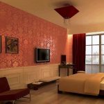 Delicata camera da letto con elementi luminosi color bordeaux: tende, lampada e divano