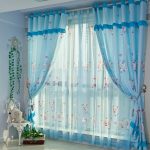 Le delicate tende blu con gli agnelli saranno perfette nella cameretta dei bambini