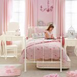 Delicate tende rosa per la camera da letto di una bambina