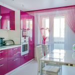 Tende con fili rosa in cucina