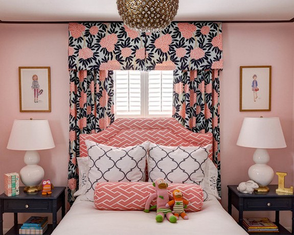Tende rosa con ornamento nero