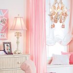 Le tende rosa semplici sono fantastiche e aggiungono un senso di ampiezza all'ambiente.