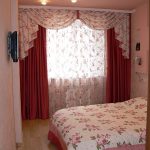 Tende semplici con lambrequin floreale per una piccola camera da letto