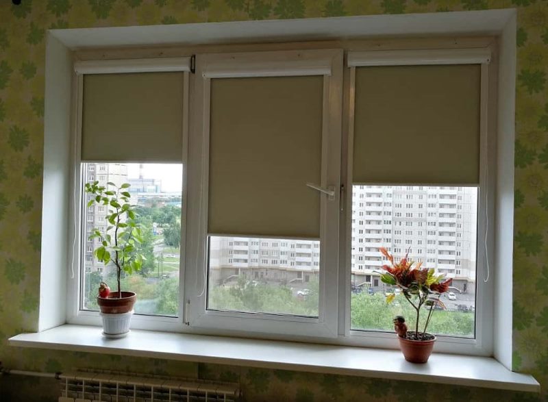 Tende a cassetta su finestre in PVC in appartamenti con layout migliorato