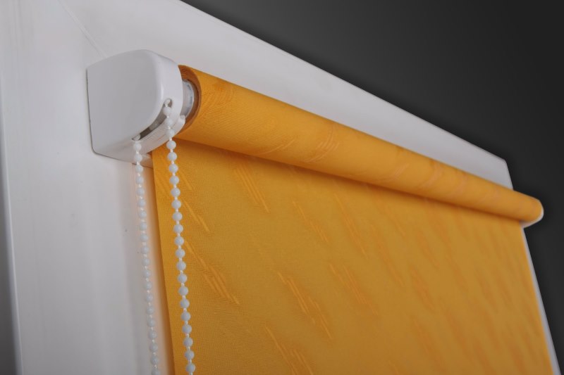 Foto di tenda a rullo aperta per finestra in PVC