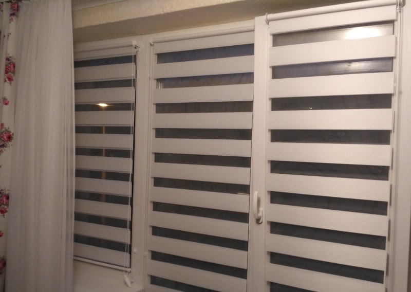 Aprire le tende giorno e notte sui telai delle finestre in PVC