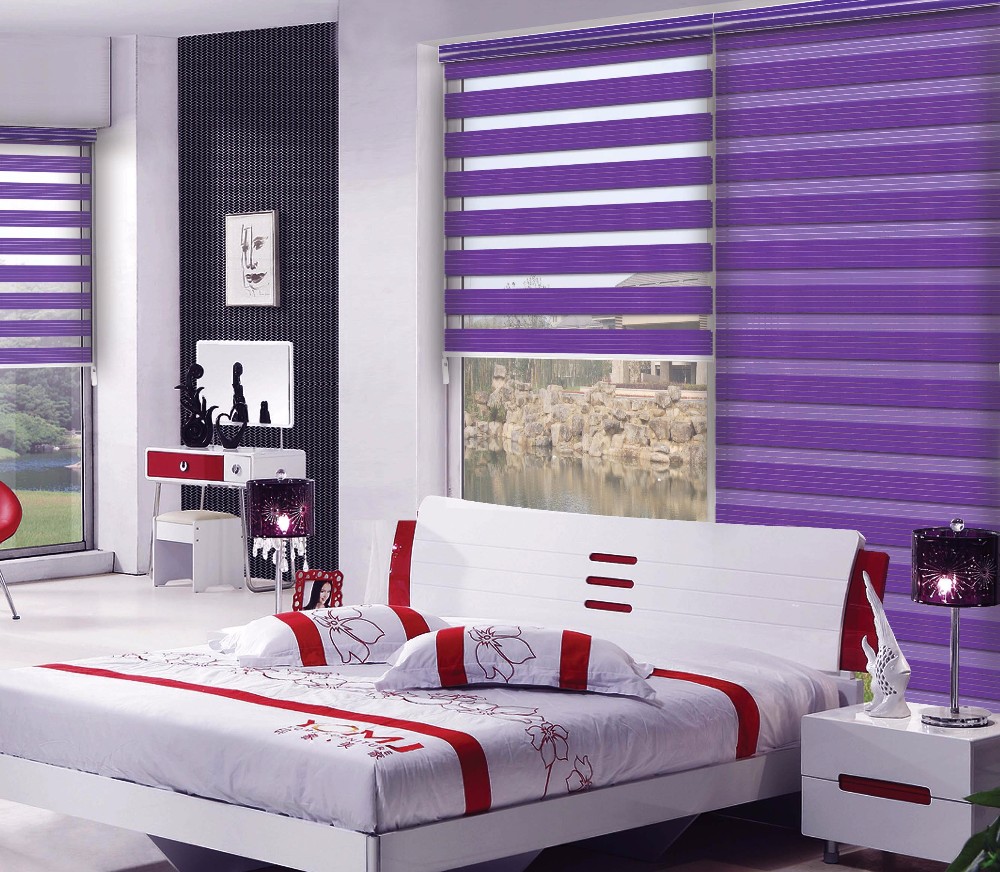 Tenda zebrata con strisce viola all'interno della camera da letto