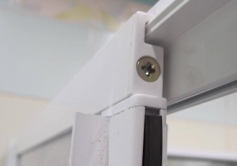 Guide in plastica su una tenda da doccia