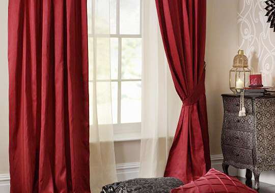 Tende spesse color bordeaux e tulle leggero