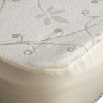 Coprimaterasso beige spesso per proteggere il tuo divano